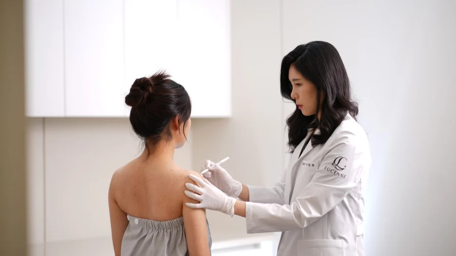 Shoulder consultation scene published by Lucenne Clinic